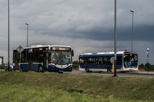 Dwa autobusy stojące na zajezdni