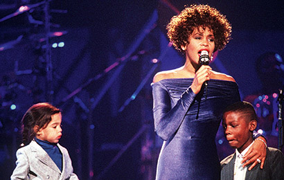 piosenkarka Whitney Houston śpiewa na scenie