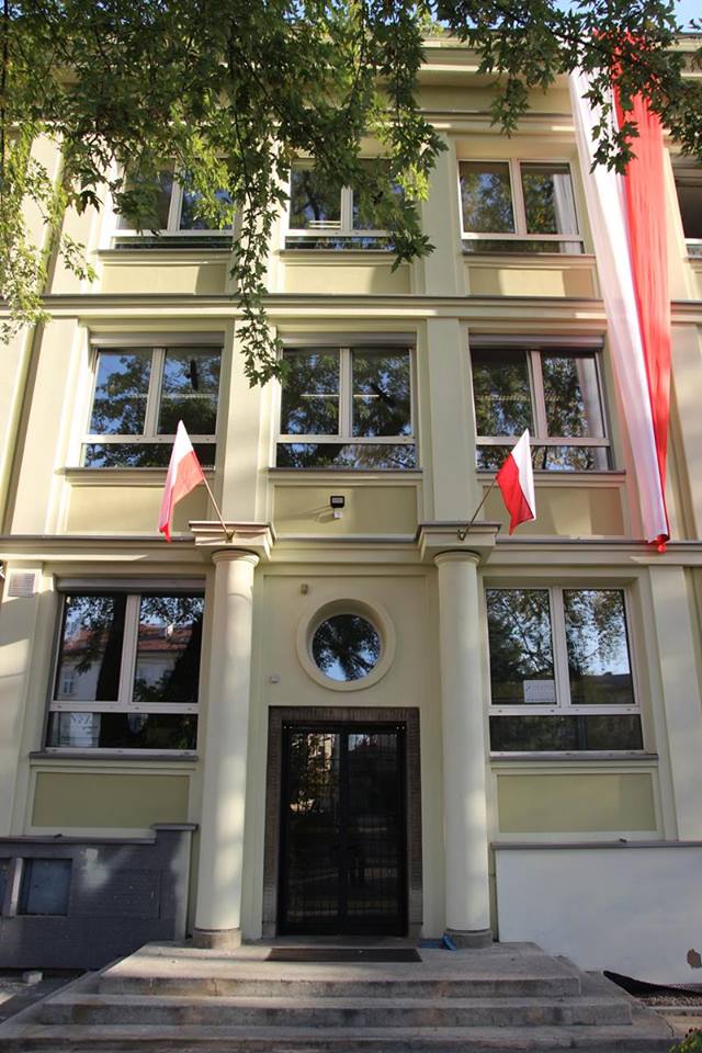 gmach budynku z flagami 