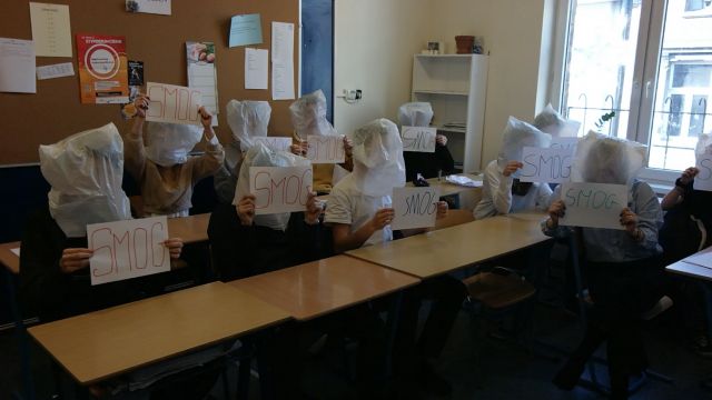 uczniowie demonstrują w klasie poprzez trzymanie haseł w rękach oraz reklamówek na głowach